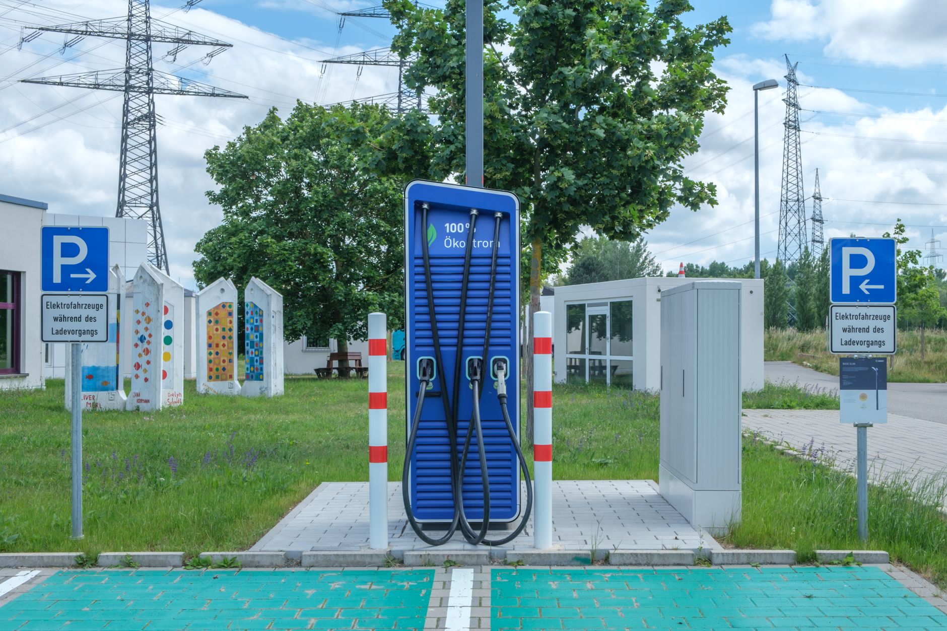 Electric vehicle charging at an Indian highway DC fast charger